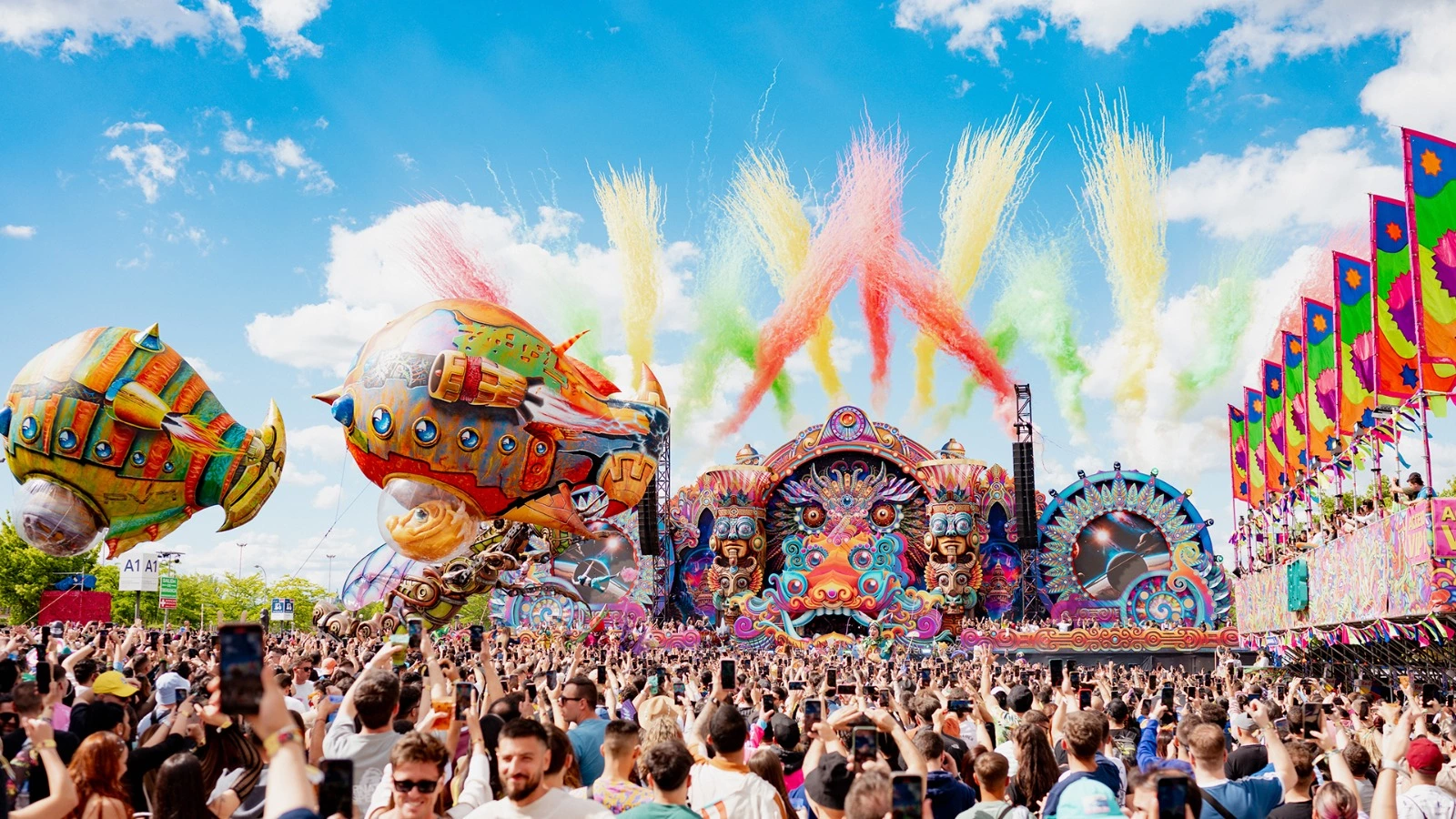Producción internacional de elrow Tenerife XXL 2026 con escenarios Rowcarnival y Nowmads en Campo Golf Costa Adeje