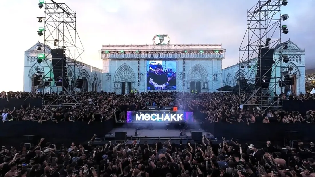 Escenario de La Misa con el público frente a la catedral iluminada